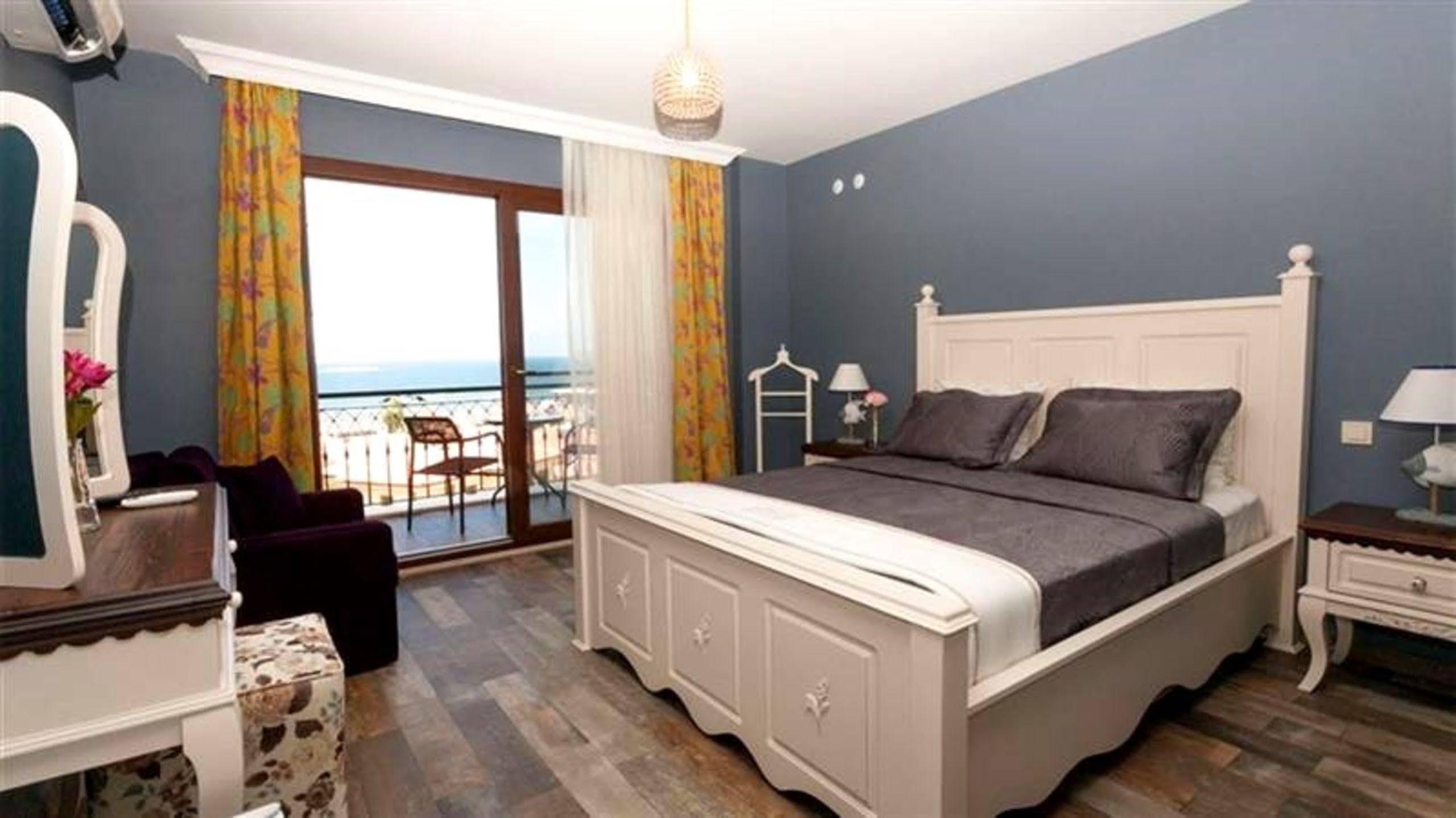 Niluefer Butik Otel (Adults Only) Ayvalı المظهر الخارجي الصورة
